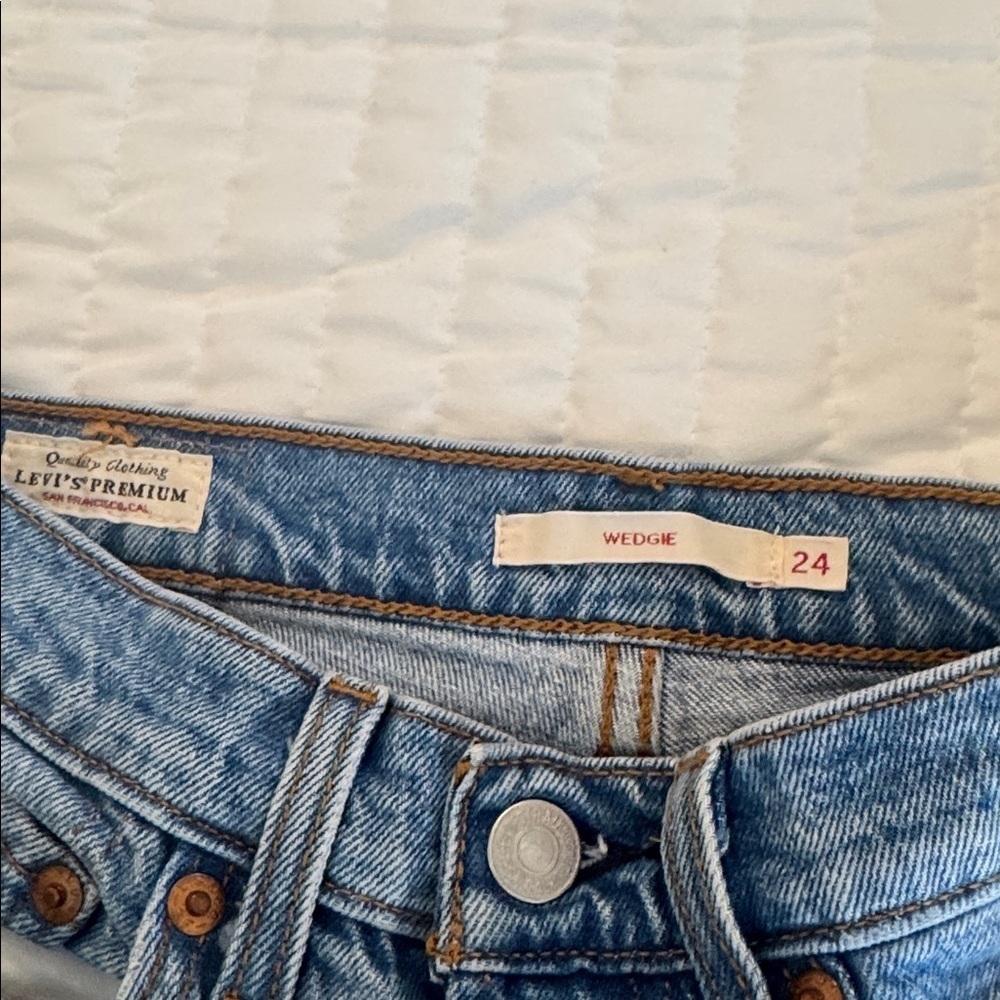 Levi's Classic Blue Jeans with Leather Patch - Picture 6 of 9